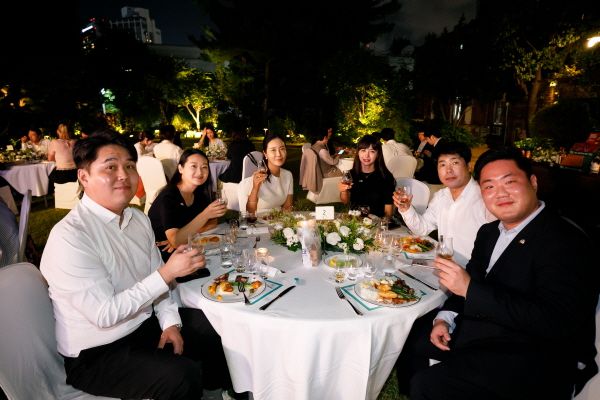 26일 서울 정동 주한영국대사관에서 열린 '북아일랜드 익스클루시브 식음료 브랜드 데이'에서 참가자들이 북아일랜드의 위스키를 시음하고 있다./사진제공=주한영국대사관