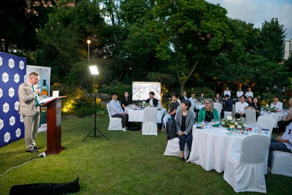 26일 서울 정동 주한영국대사관에서 열린 '북아일랜드 익스클루시브 식음료 브랜드 데이'에서 콜린 크룩스 주한영국대사가 발표하고 있다./사진제공=주한영국대사관