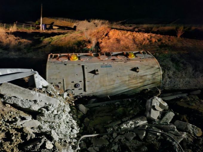 지난 4월5일 충남 홍성 궁리항에 하역된 발전기를 충북 음성발전소 건설현장까지 운송하던 중 공주 인근도로에서 낙하사고가 발생한 현장 모습/사진=민주당 허종식 의원실