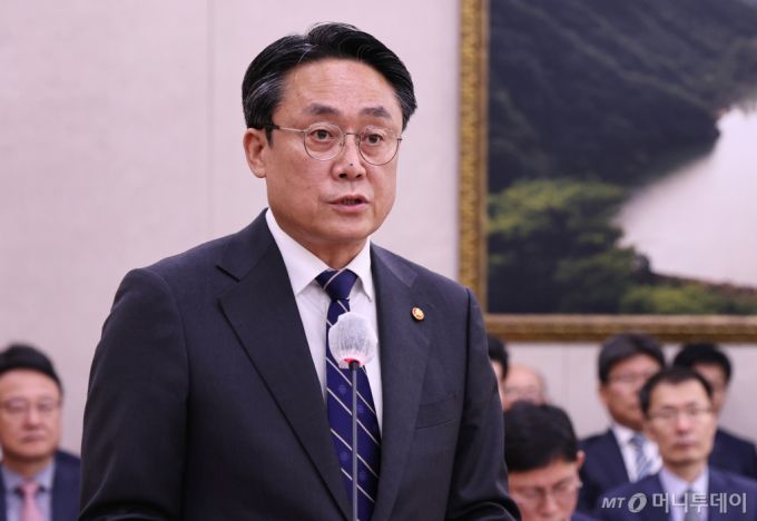 강도형 해양수산부 장관이 8일 오전 서울 여의도 국회에서 열린 국회 농림축산식품해양수산위원회의 해양수산부에 대한 국정감사에서 업무보고를 하고 있다. 2024.10.8/뉴스1  Copyright (C) 뉴스1. All rights reserved. 무단 전재 및 재배포,  AI학습 이용 금지.