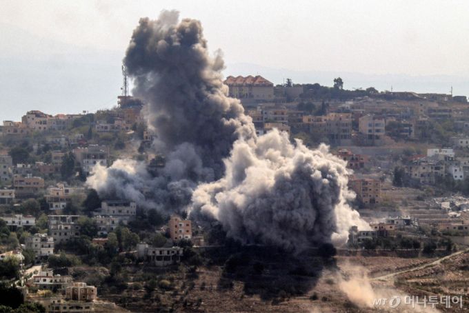 7일 이스라엘군의 공습이 가해진 레바논 남부 키암 마을에서 검은 연기가 치솟고 있다. 이스라엘군은 이날 레바논 지상작전에 참여할 1개 사단을 추가 투입했다고 밝혔다. 이에따라 헤즈볼라와의 지상전을 전개중인 병력은 3개 사단 규모로 증강됐다.  2024.10.07  ⓒ AFP=뉴스1