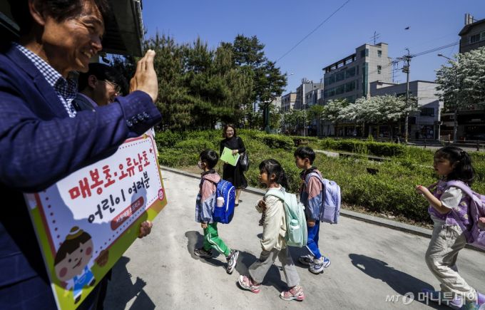 [서울=뉴시스] 정병혁 기자 = 2일 서울 구로구 서울시의 첫 번째 지역연계형 늘봄학교인 서울시 거점 4호 키움센터에서 서울매봉초등학교와 서울오류남초등학교 학생들이 학교장과 키움센터장을 비롯한 관계자들이 환영을 받으며 등교하고 있다. 2024.05.02.  /사진=정병혁