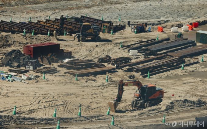 [서울=뉴시스] 황준선 기자 = 24일 서울 시내 한 아파트 건설 현장이 한산한 모습을 보이고 있다. /사진=황준선