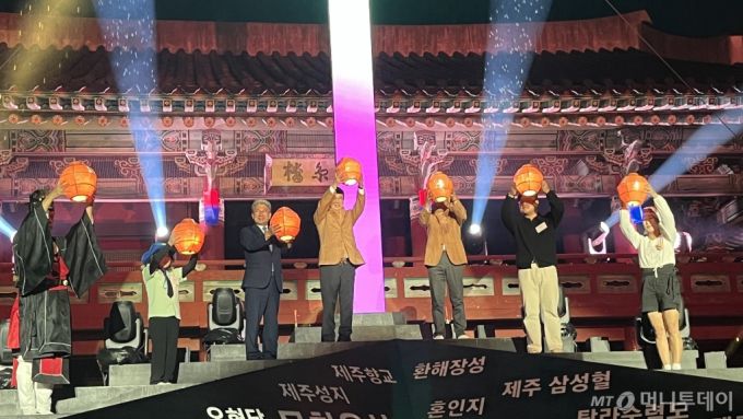 (서울=뉴스1) = 최응천 국가유산청장(왼쪽 네 번째)이 19일 오후 제주특별자치도 소재 제주목 관아에서 개최된 '국가유산 방문의 해' 선포식에서 오영훈 제주도지사(왼쪽 다섯 번째) 등 관계자들과 행사의 시작을 알리는 빛 밝힘 세리머니를 하고 있다.   국가유산청은 올해부터 제주도를 시작으로 '국가유산 방문의 해' 사업을 통해 각 지역이 주도적으로 개발한 국가유산 활용 프로그램을 선보인다. (국가유산청 제공) 2024.10.19/뉴스1  Copyright (C) 뉴스1. All rights reserved. 무단 전재 및 재배포,  AI학습 이용 금지. /사진=(서울=뉴스1)