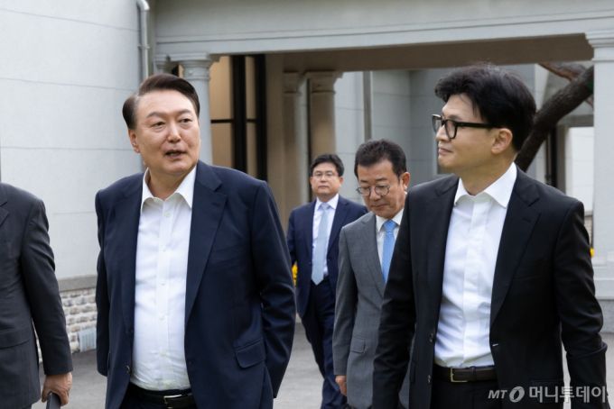 윤석열 대통령이 21일 서울 용산 대통령실 파인그라스 앞에서 한동훈 국민의힘 대표와 실내 면담에 앞서 함께 산책하며 대화를 나누고 있다. (사진=대통령실 제공) 2024.10.21. /사진=뉴시스 /사진=조수정