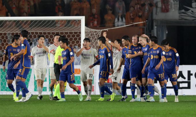 1일 오후 7시 30분 울산종합운동장에서 하나은행 K리그1 2024 36라운드 강원FC와의 경기 전반 HD현대 루빅손이 선제골을 넣은 뒤 동료들과 기쁨을 나누고 있다. /사진=뉴스1.