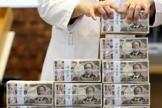 지난 10월28일 서울 중구 하나은행 위변조대응센터에서 직원이 엔화를 정리하고 있다./사진=뉴스1  Copyright (C) 뉴스1. All rights reserved. 무단 전재 및 재배포,  AI학습 이용 금지.