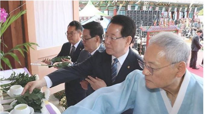 2일 전남 해남 대흥사에서 열린 서산대사 탄신 504주년 기념 표충사 추계제향에 유인촌 문화체육관광부 장관, 김영록 전남지사, 박지원 국회의원 등이 참석했다./사진= 대흥사