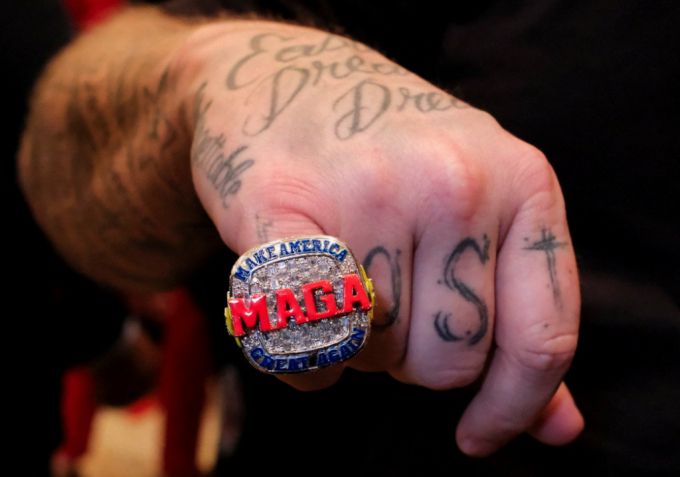 5일(현지시간) 미국 플로리다주 팜비치에서 한 도널드 트럼프 공화당 대선 예비후보 지지자가 '마가(MAGA·미국을 다시 위대하게)' 글자가 적힌 반지를 끼고 있다. 2024.03.05  /로이터=뉴스1