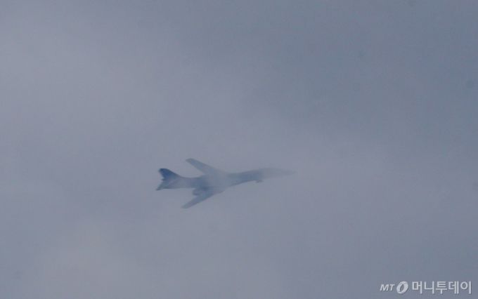 한미일이 3일 오전 미국의 3대 전략폭격기인 B-1B '랜서'(Lancer·창기병)가 참여한 가운데 북한의 대륙간탄도미사일(ICBM) 도발에 대응한 공중훈련을 단행했다. 사진은 지난달 1일 B-1B '랜서'가 안개를 뚫고 전개되는 모습. / 사진=뉴스1