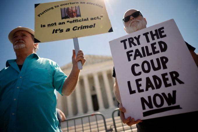 7월1일 미국 워싱턴 DC 소재 연방 대법원앞에서 시위자들이 '실패한 쿠데타 지도자 당장 재판''선거 결과를 뒤집으려한 것은 공적 (통치) 행위가 아닌 범죄다'고 쓰인 팻말을 들고 도널드 트럼프 전 대통령의 면책특권 반대 시위를 벌이고 있다./AFPBBNews=뉴스1