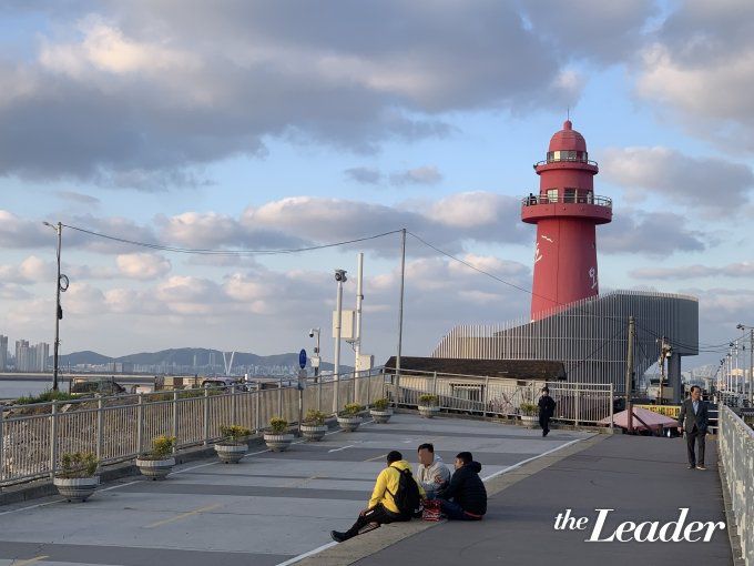 ▲10월 23일 오후 오이도 등대 앞에서 외국인들이 맥주를 마시고 있다./사진=홍세미 기자