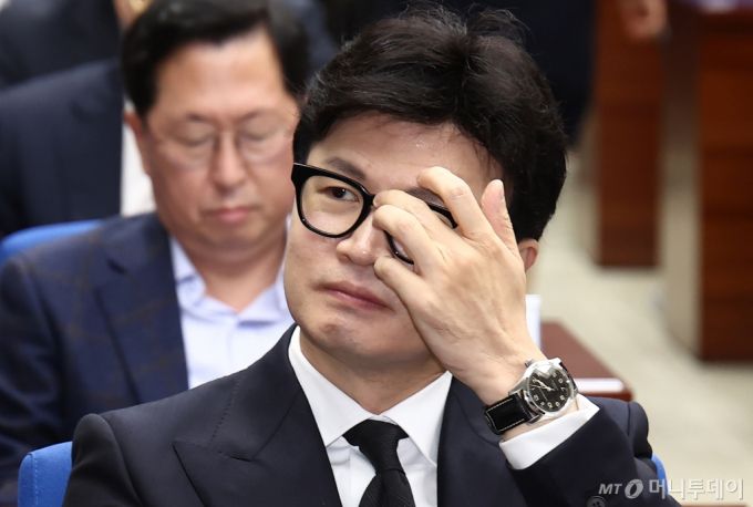 (서울=뉴스1) 김민지 기자 = 한동훈 국민의힘 대표가 5일 오후 서울 여의도 국회도서관에서 열린 '2024 교육정책 학술 심포지엄, 교사:미래를 바꾸는 희망'에 참석, 안경을 고쳐쓰고 있다. 2024.11.5/뉴스1  Copyright (C) 뉴스1. All rights reserved. 무단 전재 및 재배포,  AI학습 이용 금지. /사진=(서울=뉴스1) 김민지 기자