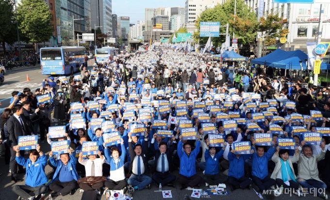 [서울=뉴시스] 홍효식 기자 = 이재명 더불어민주당 대표와 지도부를 비롯한 당원들이 2일 서울역 인근에서 열린 '김건희·윤석열 국정농단 규탄 및 특검 촉구 국민행동의 날' 집회에서 손피켓을 들고 구호를 외치고 있다. (공동취재) 2024.11.02. photo@newsis.com /사진=홍효식