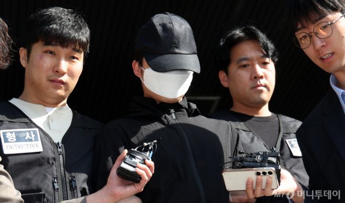 (서울=뉴스1) 김명섭 기자 = ‘교제 살인’ 의대생 최모(25)씨가 14일 오전 서울 서초구 서초경찰서에서 검찰로 구속송치되고 있다. 최씨는 지난 6일 오후 서초구 강남역 근처 건물 옥상에서 동갑내기 여자친구에게 흉기를 휘둘러 살해한 혐의를 받고 있다. 2024.5.14/사진=뉴스1