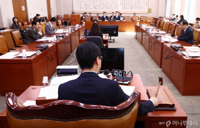 (서울=뉴스1) 김민지 기자 = 장경태 국회 법제사법위원회 예산결산기금심사소위원장이 6일 오전 서울 여의도 국회에서 열린 법제사법위원회 예산결산기금심사소위원회에서 의사봉을 두드리고 있다. 2024.11.6/뉴스1  Copyright (C) 뉴스1. All rights reserved. 무단 전재 및 재배포,  AI학습 이용 금지. /사진=(서울=뉴스1) 김민지 기자