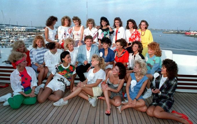 도널드 트럼프가 1988년 9월 4일 뉴저지주 애틀랜틱 시티에서 자신의 요트에 탑승한 주 미인 대회 경쟁자들과 포즈를 취하고 있다. //AP=뉴시스