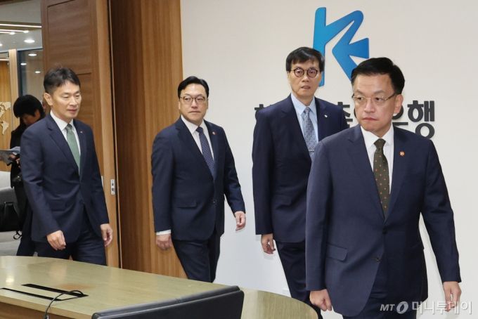 (서울=뉴스1) 김진환 기자 = 최상목 부총리 겸 기획재정부 장관(오른쪽부터), 이창용 한국은행 총재, 김병환 금융위원장, 이복현 금융감독원장이 8일 오전 서울 여의도 한국수출입은행에서 열린 거시경제금융회의에 참석하고 있다. (공동취재) 2024.11.8/뉴스1  Copyright (C) 뉴스1. All rights reserved. 무단 전재 및 재배포,  AI학습 이용 금지. /사진=(서울=뉴스1) 김진환 기자