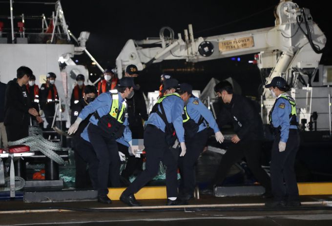 11일 오전 제주 해상에서 해군이 135금성호 실종 선원의 시신을 후송 중인 모습/사진=뉴시스