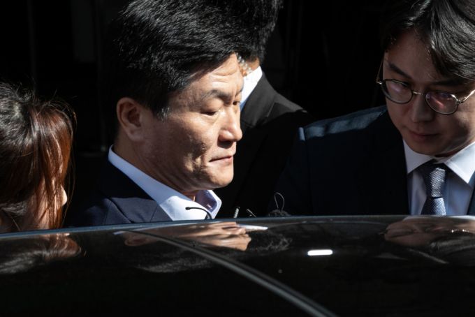 (서울=뉴스1) 이승배 기자 = 이태원 참사 부실대응 등의 혐의를 받는 이임재 전 용산경찰서장이 30일 오후 서울 마포구 서울 서부지방법원에서 열린 선고공판을 마치고 법원을 나서고 있다.  159명의 사망자를 낸 2022년 이태원 참사에서 안전사고 예방책을 제대로 마련하지 않은 혐의를 받는 이임재 전 서울 용산경찰서장은 이날 1심 선고 공판에서 금고 3년을 선고 받았다. 2024.9.30/뉴스1  Copyright (C) 뉴스1. All rights reserved. 무단 전재 및 재배포,  AI학습 이용 금지. /사진=(서울=뉴스1) 이승배 기자