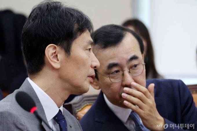 자료사진. 이복현(왼쪽) 금융감독원장이 17일 오전 서울 여의도 국회에서 열린 정무위원회의 금융감독원, 서민금융진흥원에 대한 국정감사에서 이세훈 수석부원장과 대화하고 있다./ 사진=뉴시스