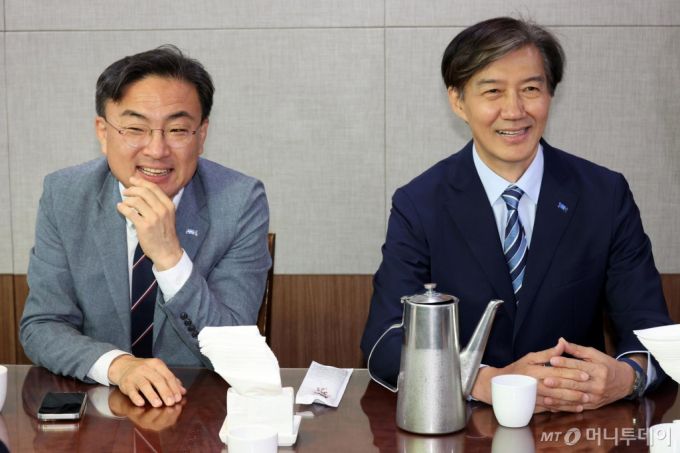 [서울=뉴시스] 조성우 기자 = 조국(오른쪽) 조국혁신당 대표가 31일 오전 서울 여의도 국회 의원회관에서 국회 청소노동자들과 오찬간담회를 하고 있다. 왼쪽은 신장식 의원. 2024.05.31. xconfind@newsis.com /사진=조성우