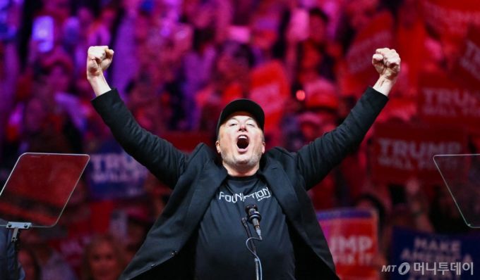 (뉴욕 AFP=뉴스1) = 일론 머스크 테슬라 CEO가 지난 10월 27일뉴욕 매디슨 광장에서 도널드 트럼프 전 대통령의 선거 집회서 연설을 하고 있다. 도널드 트럼프 대통령 당선인은 12일 (현지시간) 머스크 CEO를 정부 효율부 수장에 발탁했다. 2024.11.13  ⓒ AFP=뉴스1  Copyright (C) 뉴스1. All rights reserved. 무단 전재 및 재배포,  AI학습 이용 금지.