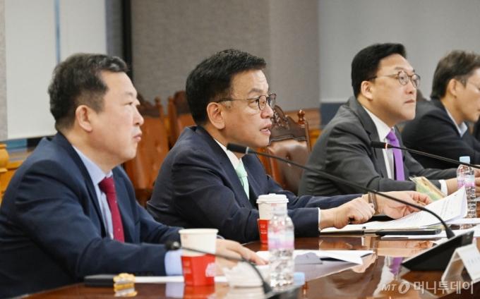 (서울=뉴스1) = 최상목 경제부총리 겸 기획재정부 장관이 14일 서울 중구 은행회관에서 열린 '거시경제금융현안 간담회'를 주재하고 있다. (기획재정부 제공) 2024.11.14/뉴스1 /사진=(서울=뉴스1)