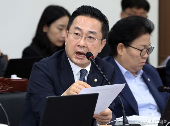 (부산=뉴스1) 윤일지 기자 = 박성준 더불어민주당 의원이 18일 오전 부산 금정구 부산대학교에서 열린 국회 교육위원회의 경남·부산·울산교육청에 대한 국정감사에서 질의하고 있다. 2024.10.18/뉴스1  Copyright (C) 뉴스1. All rights reserved. 무단 전재 및 재배포,  AI학습 이용 금지. /사진=(부산=뉴스1) 윤일지 기자