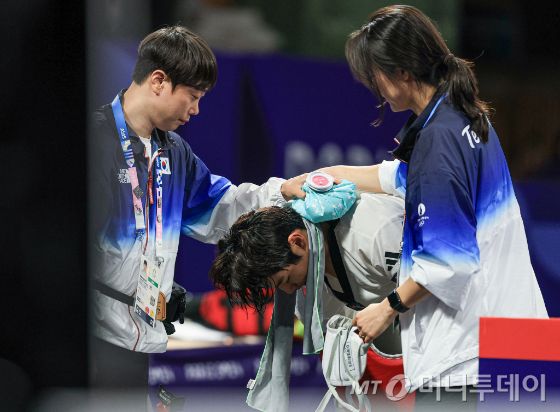 대한민국 태권도 국가대표팀 서건우 선수가 10일 오전(한국시간) 프랑스 파리 그랑 팔레에서 진행된 2024 파리올림픽 태권도 남자 80kg급 동메달 결정전 덴마크의 에디 흐르닉 선수와의 경기를 패배한 후 오혜리 코치의 위로를 받고 있다. 2024.8.10/뉴스1  Copyright (C) 뉴스1. All rights reserved. 무단 전재 및 재배포,  AI학습 이용 금지. /사진=(파리(프랑스)=뉴스1) 박정호 기자