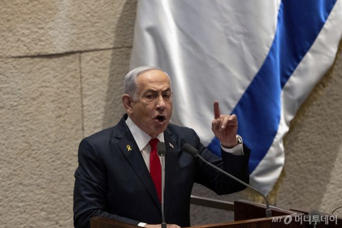 베냐민 네타냐후 이스라엘 총리가 18일(현지시각) 이스라엘 의회(크네세트)에서 연설하고 있다. 네타냐후 총리는 지난달 이란 공습 시 핵시설 일부도 타격했다고 밝혔다. 2024.11.19.