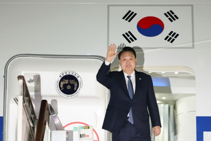 윤석열 대통령이 21일  아시아태평양경제협력체(APEC) 및 주요 20개국(G20) 정상회의 일정을 마치고 성남 서울공항에 도착해 전용기에서 인사하고 있다. /사진=대통령실 제공