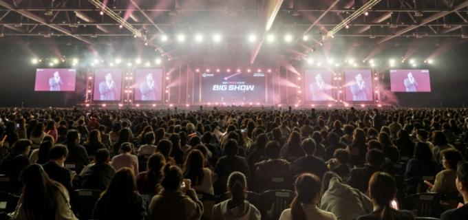 2024 한화생명 시그니처 BIG SHOW에 초청된 FP(보험설계사)들이 21일 오후 일산 킨텍스 콘서트 현장을 즐기고 있다./사진제공=한화생명