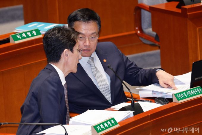 (서울=뉴스1) 안은나 기자 = 최상목 경제부총리 겸 기획재정부 장관이 12일 서울 여의도 국회에서 열린 제418회국회(정기회) 예산결산특별위원회 제10차 전체회의에서 내년도 예산안 관련 질의에 답하기 전 김윤상 2차관과 대화하고 있다. 2024.11.12/뉴스1  Copyright (C) 뉴스1. All rights reserved. 무단 전재 및 재배포,  AI학습 이용 금지. /사진=(서울=뉴스1) 안은나 기자