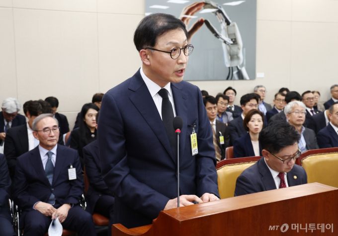 윤태양 삼성전자 부사장이 10월25일 오후 서울 여의도 국회 과학기술정보방송통신위원회에서 열린 과학기술정보통신부·원자력안전위원회·우주항공청 등에 대한 종합 국정감사에서 의원 질의에 답변하고 있다.  /사진=뉴스1