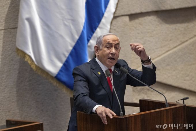 베냐민 네타냐후 이스라엘 총리가 18일(현지시각) 이스라엘 의회(크네세트)에서 연설하고 있다. 네타냐후 총리는 지난달 이란 공습 시 핵시설 일부도 타격했다고 밝혔다./AP=뉴시스