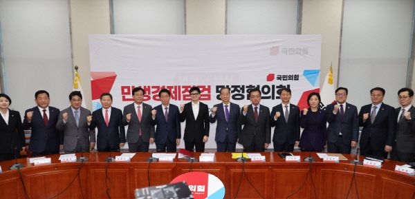 [서울=뉴시스] 권창회 기자 = 한동훈 국민의힘 대표, 한덕수 국무총리, 최상목 경제부총리 겸 기획재정부 장관을 비롯한 참석자들이 22일 오후 서울 여의도 국회에서 열린 민생경제점검 당정협의회에서 기념촬영을 하고 있다. 2024.11.22 /사진=권창회