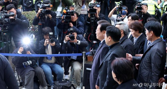 [서울=뉴시스] 사진공동취재단 = 이재명 더불어민주당 대표가 25일 서울 서초구 중앙지방법원에서 위증교사 혐의 재판 1심 선고 무죄 판결을 받은 후 법원을 떠나고 있다. 2024.11.25. photo@newsis.com /사진=류현주