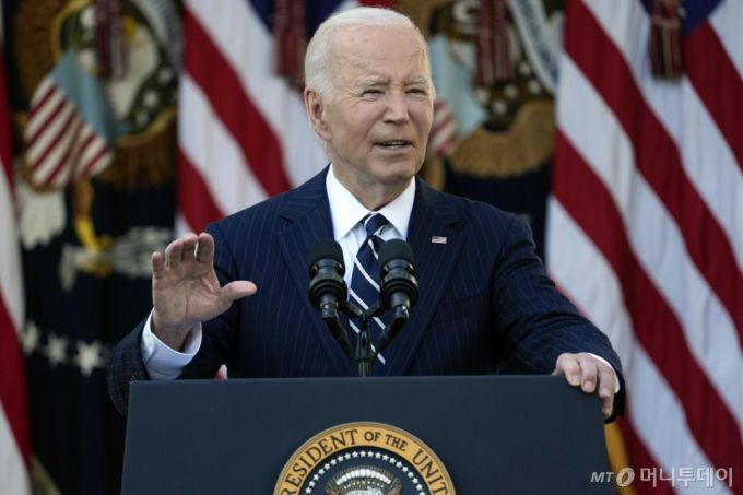 [워싱턴=AP/뉴시스] 조 바이든 미국 대통령이 7일(현지시각) 백악관 로즈가든에서 이번 대선과 관련해 대국민 연설하고 있다. 바이든 대통령은 도널드 트럼프 전 대통령의 당선에 대해 "국민이 선택하면 우리는 그 선택을 받아들인다"라며 "내년 1월 20일에 평화롭게 정권을 이양할 것"이라고 말했다. 2024.11.08.
