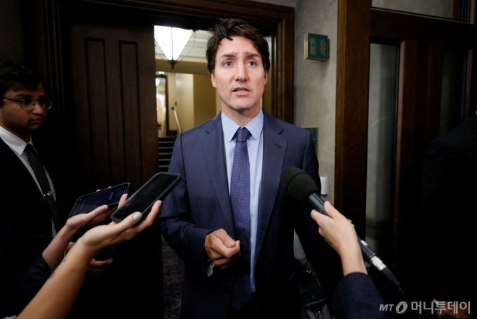 25일(현지시간) 캐나다 오타와 국회의사당에서 쥐스탱 트뤼도 총리가 하원 회의가 열리기 전 기자들 질문에 답하고 있다. 2024.09.25  ⓒ 로이터=뉴스1