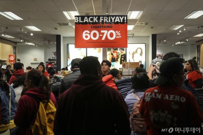 [커머스=AP/뉴시스] 28일(현지시각) 미 캘리포니아주 커머스의 시타델 아울렛 상점에서 조기 블랙 프라이데이 쇼핑객들이 물건을 살펴보고 있다. '블랙 프라이데이'는 미국의 추수감사절인 매년 11월 네 번째 목요일 다음 날인 금요일에 대형 할인 행사가 열리는 날로 최근에는 추수감사절 저녁부터 일부 상점에서 블랙 프라이데이 세일을 시작하는 경우도 많아졌다. 2024.11.29. /사진=민경찬
