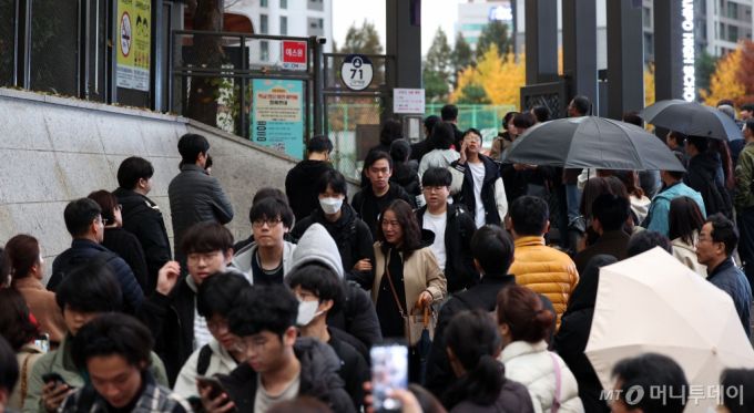 [서울=뉴시스] 김선웅 기자 = 2025학년도 대학수학능력시험일인 14일 서울 서초구 반포고등학교에 설치된 시험장에서 수능 시험을 마친 수험생들이 귀가하고 있다. 2024.11.14.  /사진=김선웅