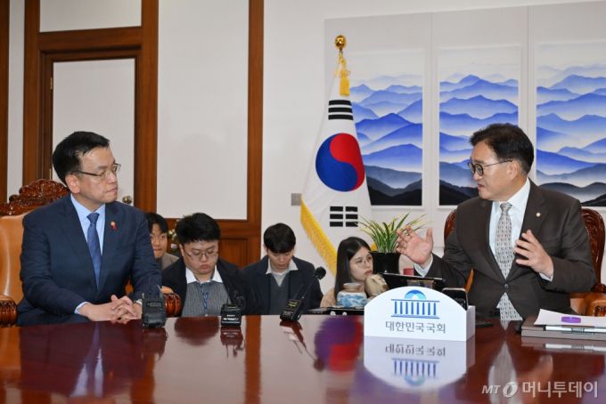 [서울=뉴시스] 조성우 기자 = 우원식(오른쪽) 국회의장이 2일 오후 서울 여의도 국회에서 최상목 경제부총리 겸 기획재정부 장관을 만나 대화하고 있다. (공동취재) 2024.12.02. /사진=