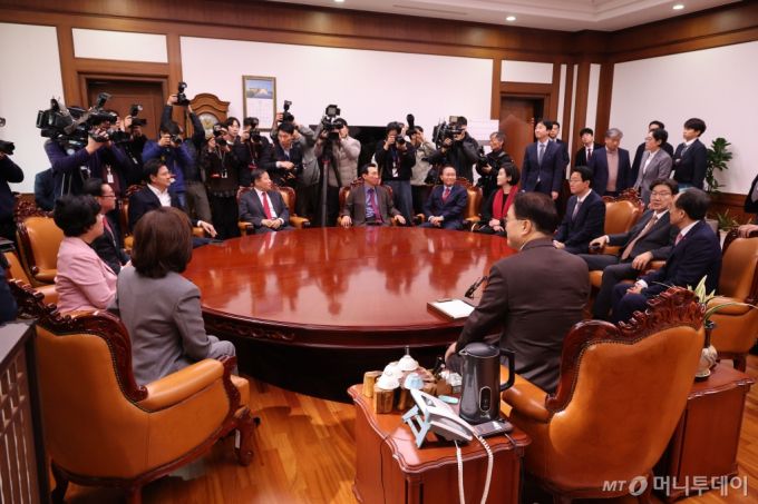 [서울=뉴시스] 권창회 기자 = 추경호 국민의힘 원내대표와 중진 의원들이 2일 오전 서울 여의도 국회에서 열린 비상의원총회를 마친 뒤 국회의장실을 방문해 우원식 의장에게 감액 예산안의 본회의 처리에 대한 반대 의견을 전달하고 있다. 2024.12.02. kch0523@newsis.com /사진=권창회