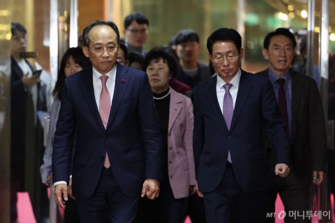 [서울=뉴시스] 권창회 기자 = 추경호 국민의힘 원내대표와 중진 의원들이 2일 오전 서울 여의도 국회에서 열린 비상의원총회를 마친 뒤 우원식 의장에게 감액 예산안의 본회의 처리에 대한 반대 의견을 전달하기 위해 이동하고 있다. 2024.12.02. kch0523@newsis.com /사진=권창회