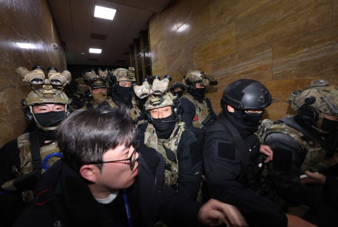 윤석열 대통령이 긴급 대국민 담화를 통해 비상계엄령을 발표한 가운데 4일 서울 여의도 국회 내부로 계엄군이 진입하고 있다. /사진=뉴시스