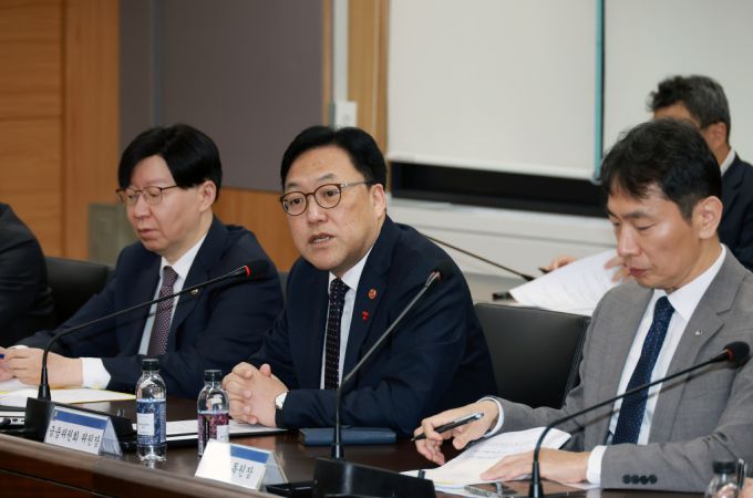 김병환 금융위원장이 4일 오전 서울 종로구 정부서울청사에서 금융협회장들과 간밤의 비상계엄 선포 및 해제 관련 금융상황 점검회의를 하고 있다./사진제공=금융위원회