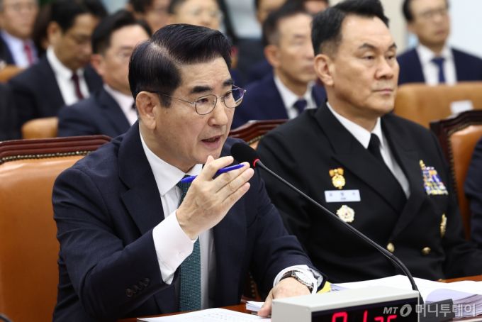 김용현 국방부 장관이 지난 10월24일 오전 서울 여의도 국회 국방위원회에서 열린 국방부 등에 대한 종합국정감사에서 질의에 답변하고 있다. 김 장관 옆에는 김명수 합동참모본부 의장. / 사진=뉴스1