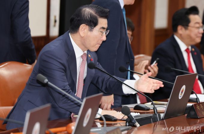 김용현 국방부 장관이 지난 3일 서울 종로구 정부서울청사에서 열린 국무회의에 참석한 모습. 국방부에 따르면 김용현 장관은 이날 밤 전군 주요 지휘관 회의를 개최해 이처럼 지시했다. 김 장관은 윤 대통령에게 직접 계엄을 건의했다. 계엄 선포를 위해선 형식상 국방부 장관이 대통령에게 건의하게 돼있는 것으로 전해진다. 2024.12.4/뉴스1  Copyright (C) 뉴스1. All rights reserved. 무단 전재 및 재배포,  AI학습 이용 금지.