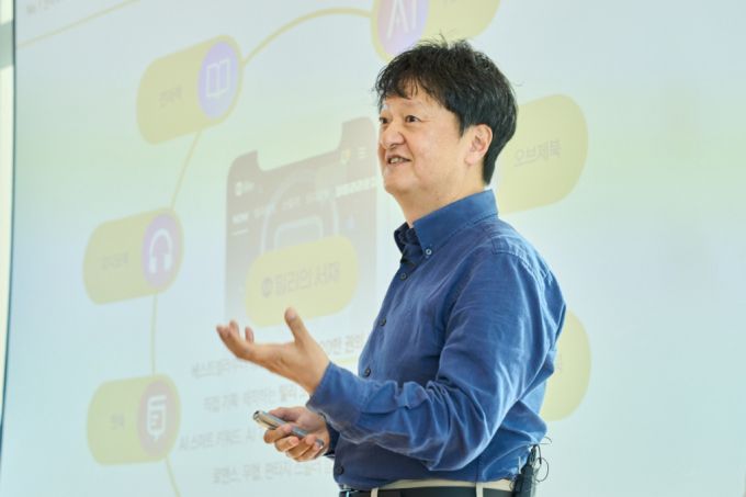 박현진 밀리의서재 대표가 5일 밀리의서재 사옥에서 열린 기자 간담회에서 '독서 라이프 플랫폼'으로 도약하기 위한 방향성을 발표하고 있다. /사진=밀리의서재